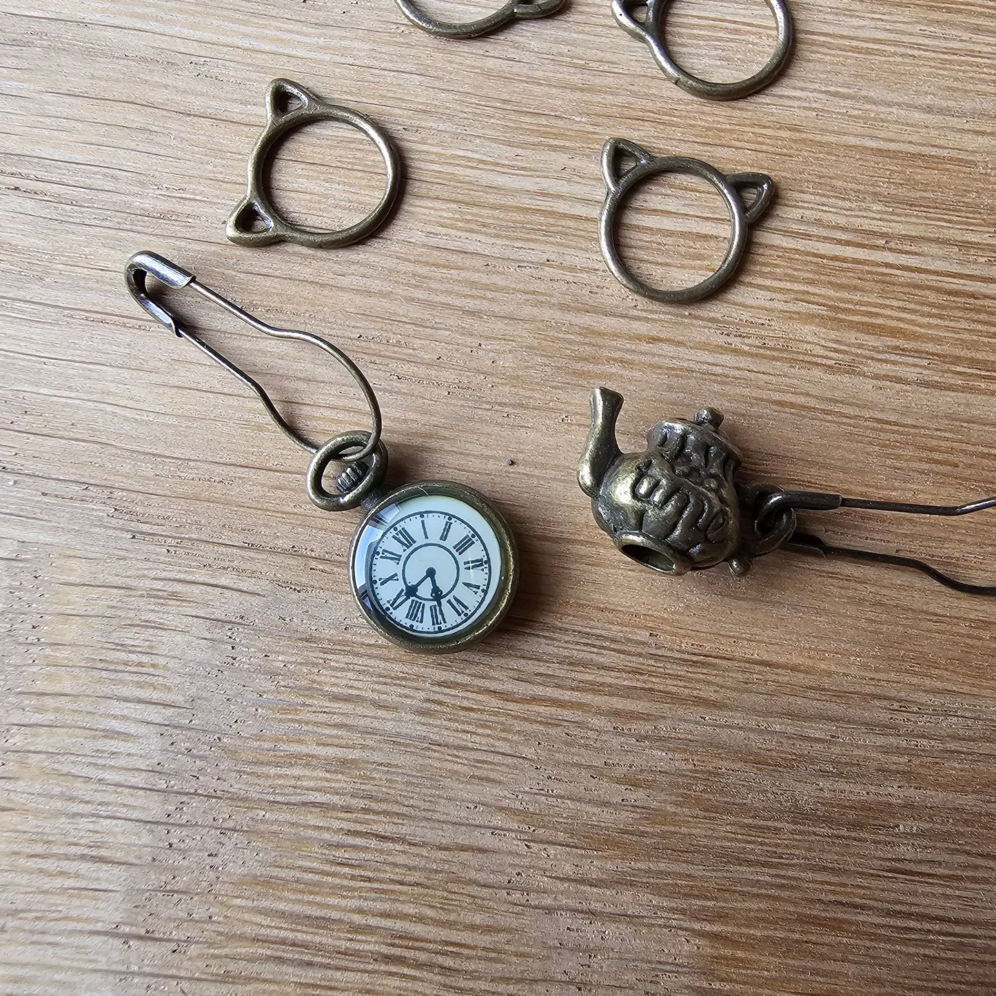 6 Stitch Markers - Alice in Wonderland-La Cave à Laine